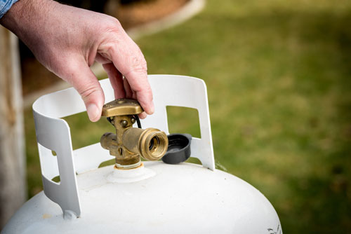 How do I tell how much gas is in my household propane tank?